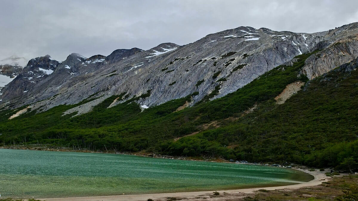 Feuerland in Argentinien. Ein smaraktgrüner Bergsee vor imposanter Gebirgskulisse.