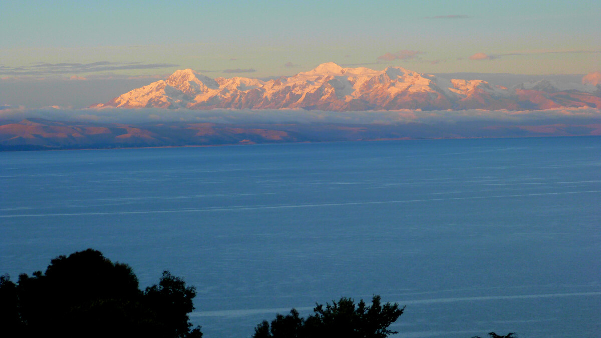 Cordillera Real mit dem Titicacasee in Bolivien