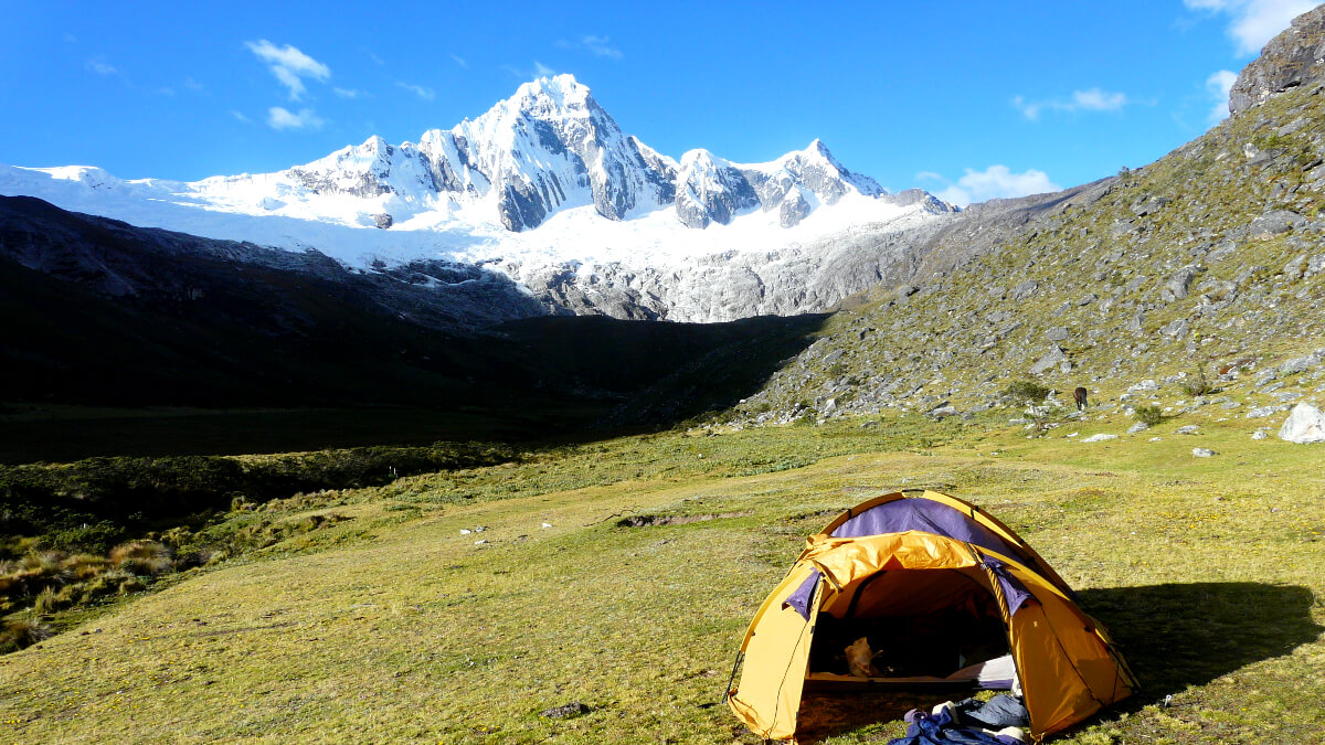 Camp mit Zelt in der Cordillera Huayhuash Peru