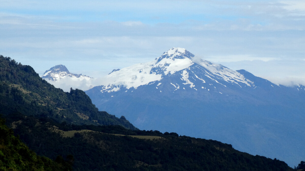 Der Vulkan Calbuco - mächtiger Feuerberg über dem Llanquihue-See im chilenischen Seengebiet