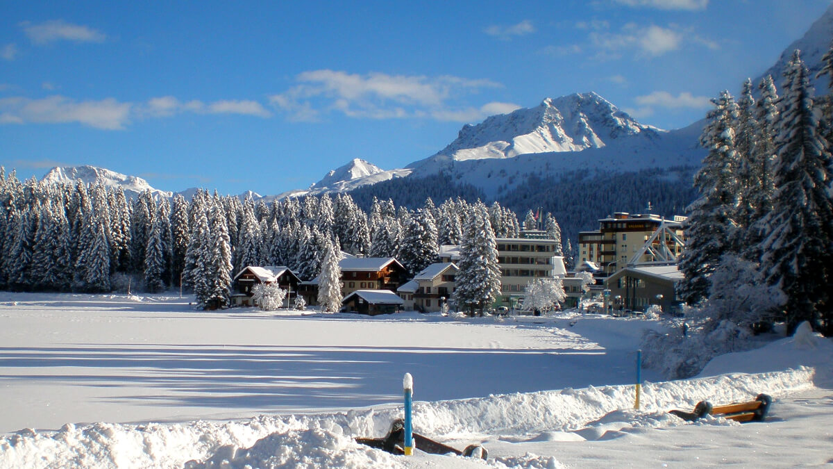 Winterwandern in verschneiter Landschaft um Arose in der Schweiz - Switzerland