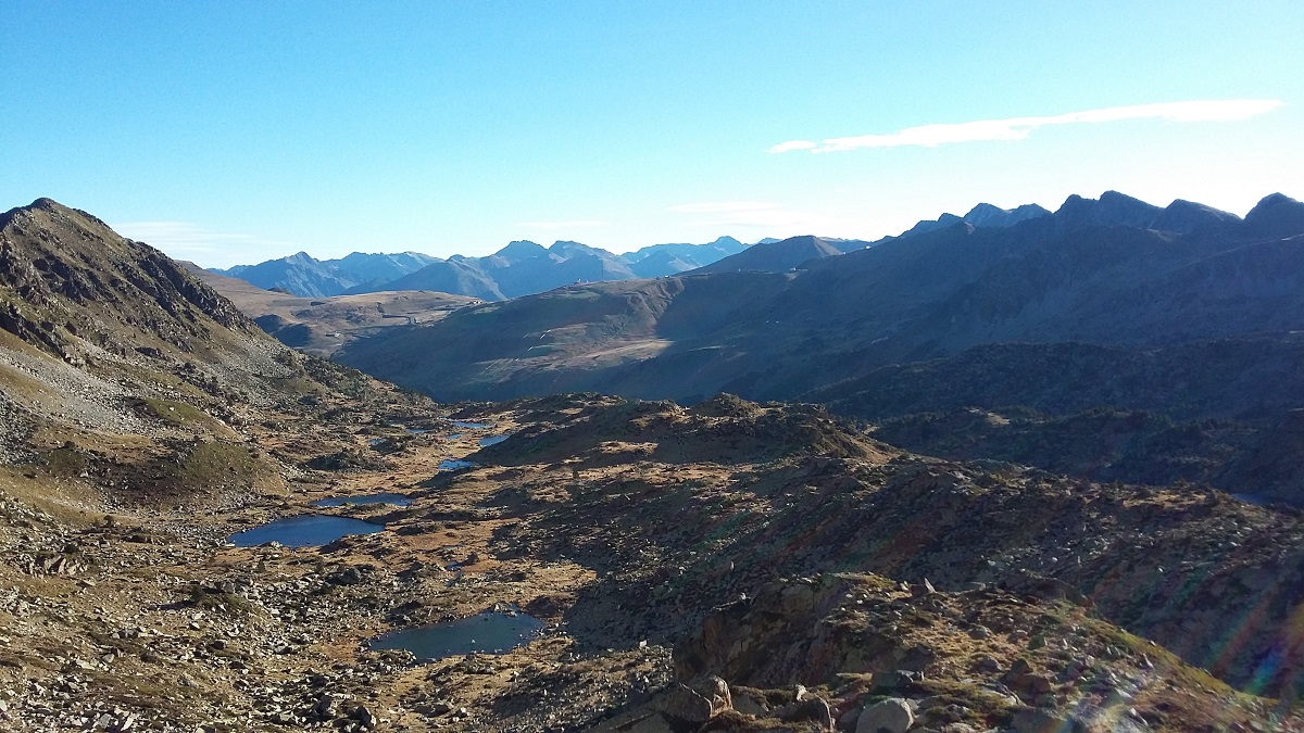 Seenlandschaft über Grau Roig