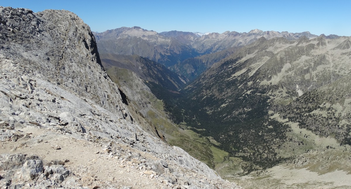 Tiefblicke vom Gipfel des Pico de Vallibierna