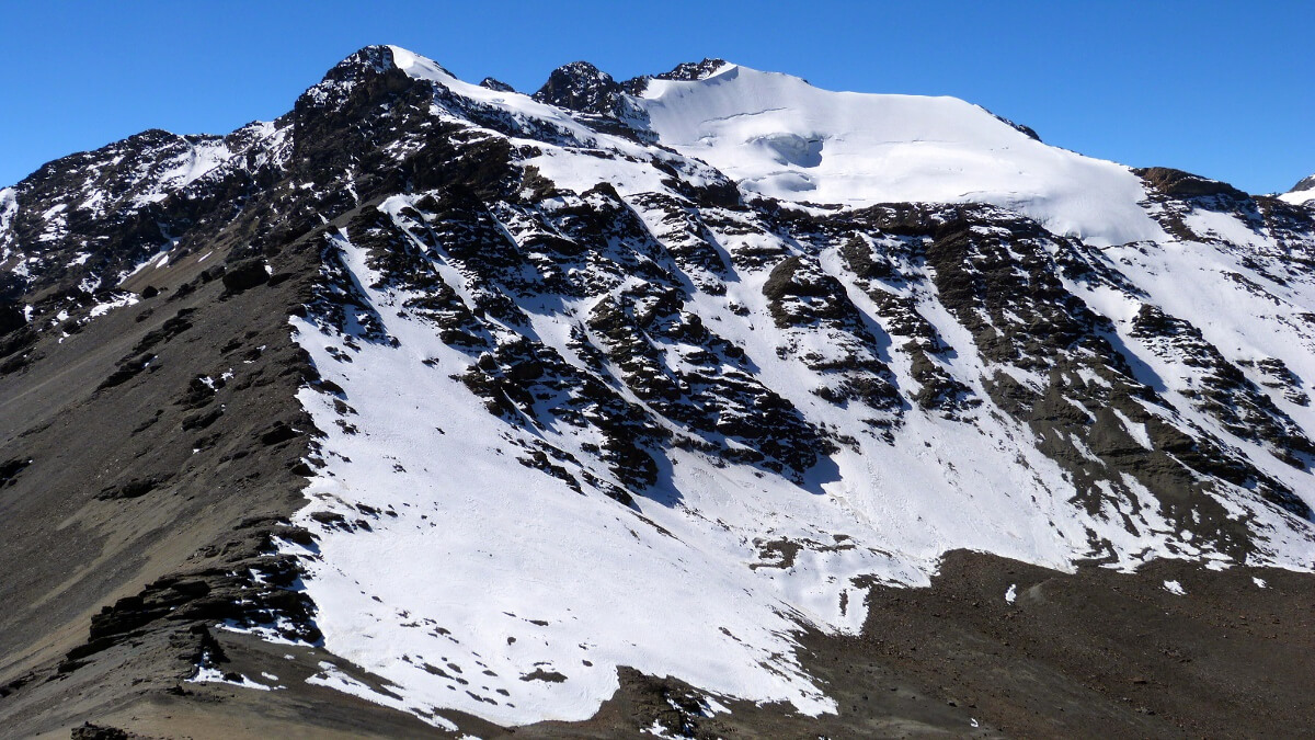 Der Berg Cerro Catanani mit Eisfeldern in der Cordillera Real  - Bolivien