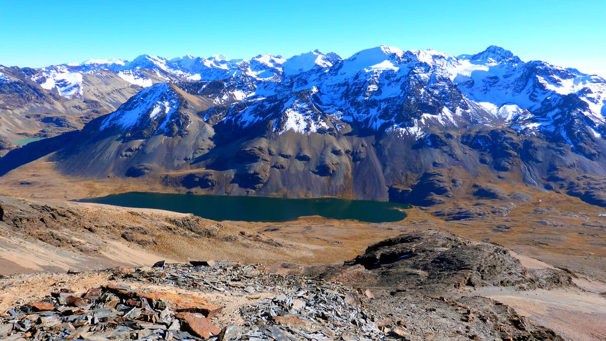 Der Bergsee Laguna Allka Khota in der weiten Cordilelra Real in Bolivien. Im Hintergrund eisbedecket Gipfel.