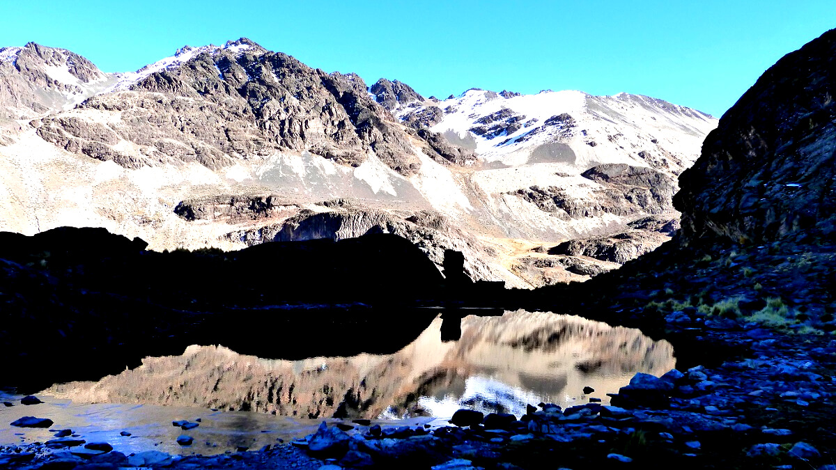 Der Bergsee Laguna Puncu Pata Loma mit Felsbergen in Bolivien