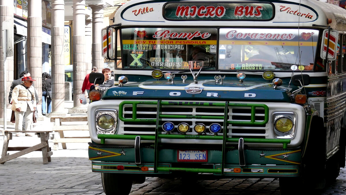 La Paz in Bolivien - Die Retro Busse von Dodge fahren in der Altstadt La Paz in Bolivien - Die Retro Busse von Dodge fahren in der Altstadt